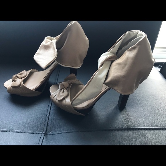 ⭐️HOST PICK⭐️ L.A.M.B. Gwen Stehani Bow Heels 9 - Picture 2 of 4